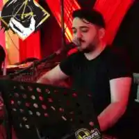 Yiğit Aktaş – Öyle Bir Gülüşü Var Albüm Kapağı